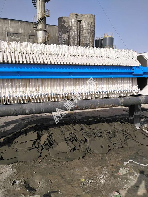 板框壓濾機堵塞濾布的孔隙，嚴重影響濾帶的透水性和透氣性