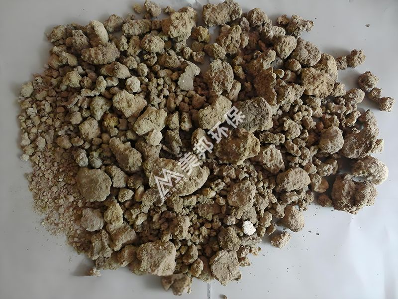 經(jīng)過帶式壓榨脫水機(jī)處理后的土豆渣加工成飼料