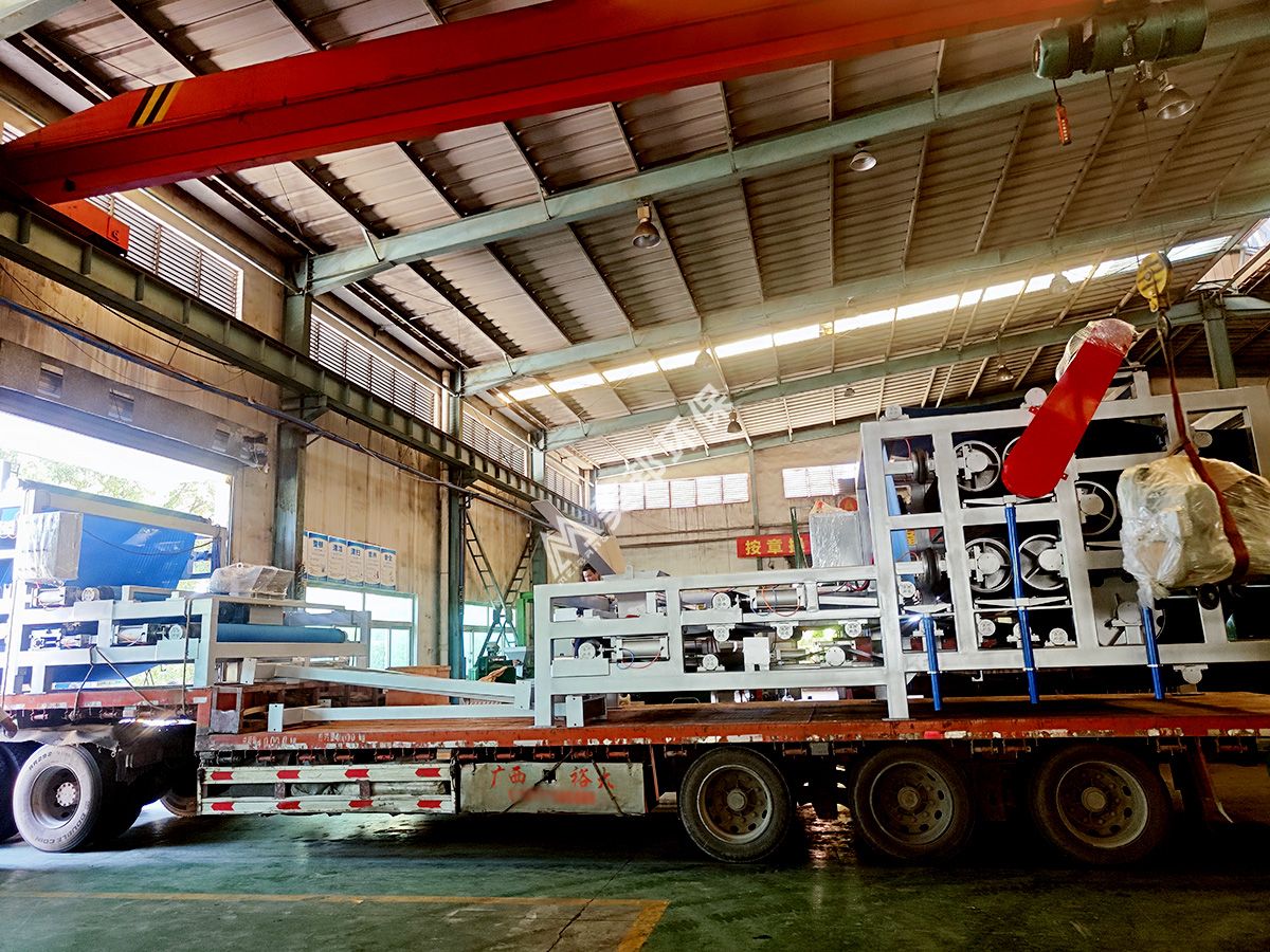 美邦帶式壓濾機發(fā)貨廣西處理雞糞脫水