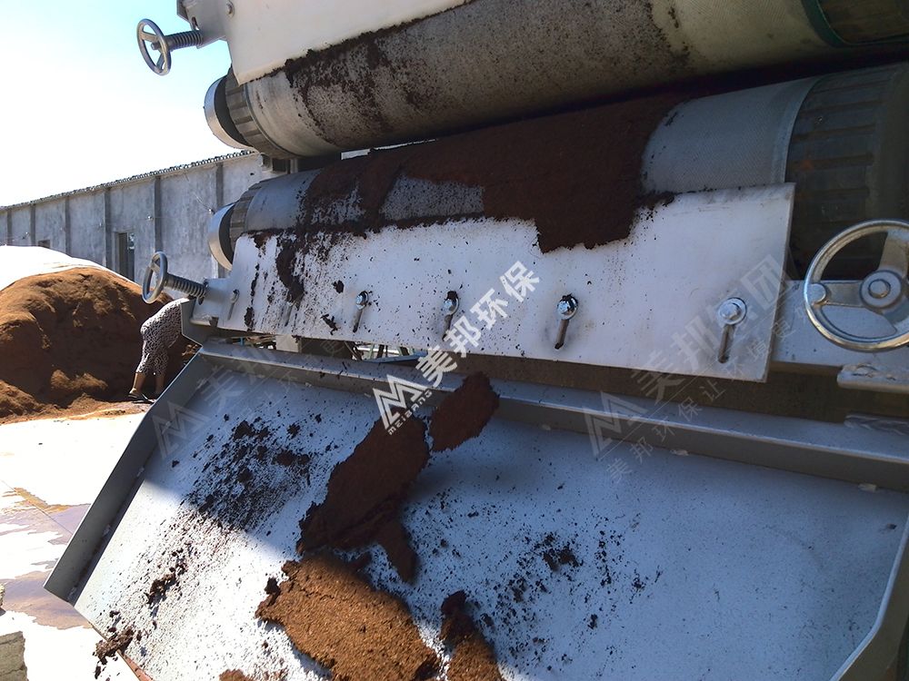 美邦高壓多輥壓榨機處理后的椰糠