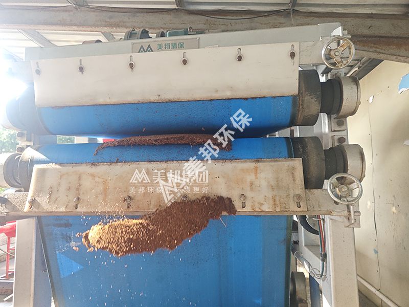 美邦高壓對(duì)輥壓榨機(jī)進(jìn)行椰糠脫水