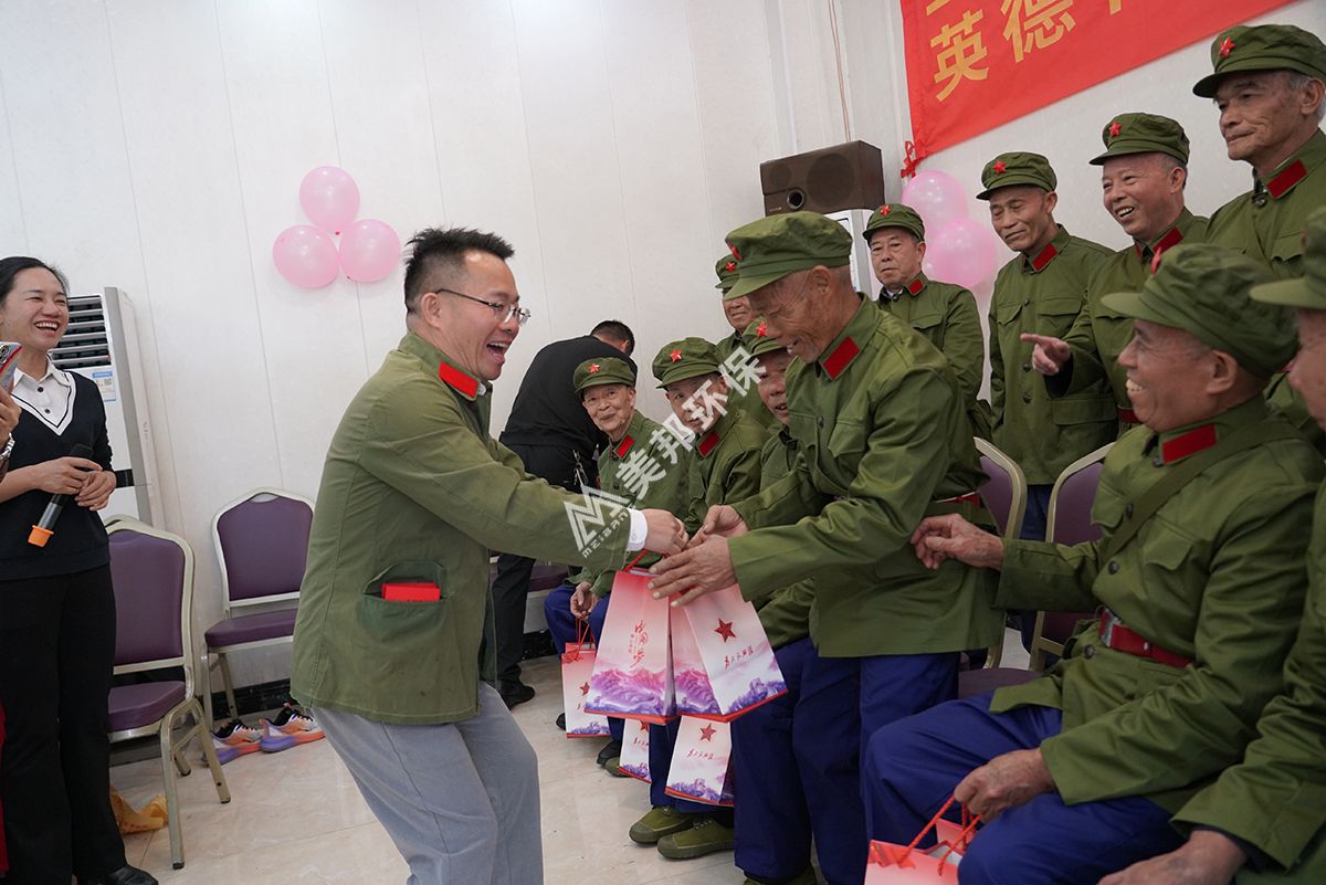 美邦集團董事長盧紹宋先生為退伍老兵發(fā)放紅紀念品